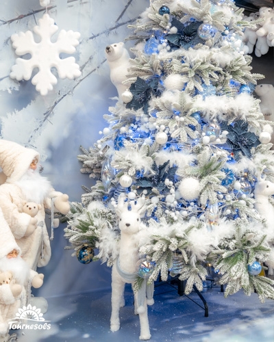 Sapin de Noël blanc et bleu avec décor polaire et animaux arctiques.